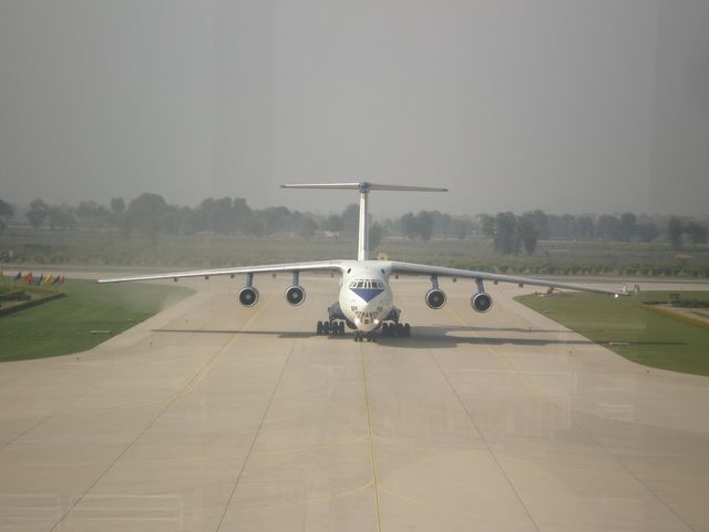 Ilyushin Il-76 (4L-SKY)