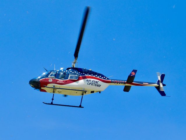 Bell JetRanger (N539AE) - Air Evac 87 on approach to North Sunflower Medical Center. Notice the Flight Crew acknowledging me.