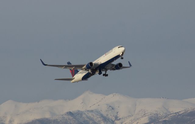 BOEING 767-300 (N177DN)