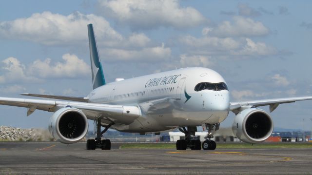 Airbus A350-900 (B-LRJ) - Nose on and off 05R.