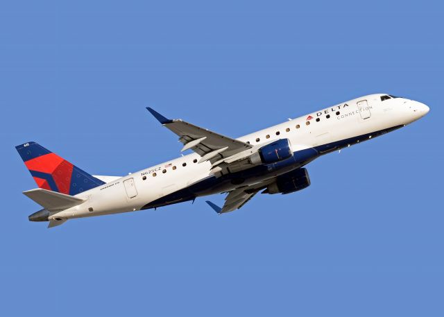 Embraer 170/175 (N625CZ)