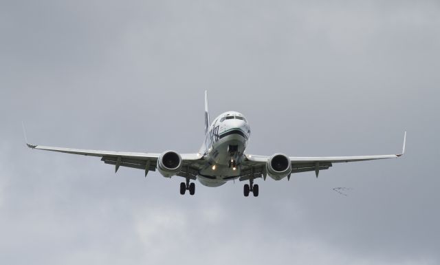 Boeing 737-700 (N613AS) - Alaska Airlines Boeing 737-790 on Short Final at PDX on a Windy Day