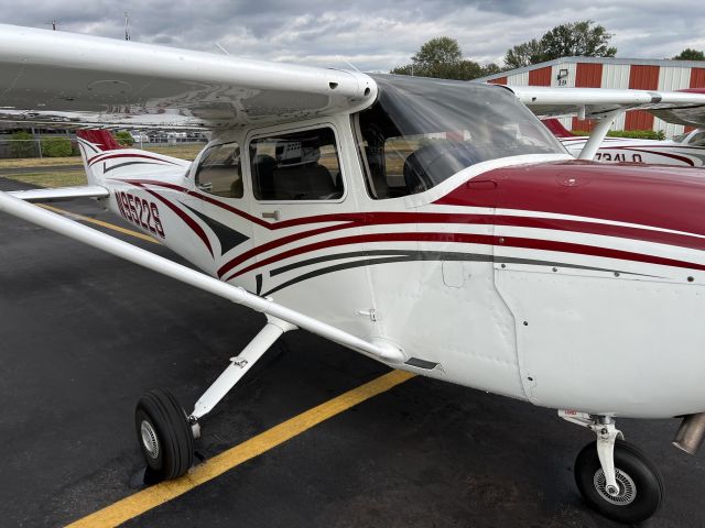 Cessna Skyhawk (N9522S) - Club plane in club colors at Harvey Field. 