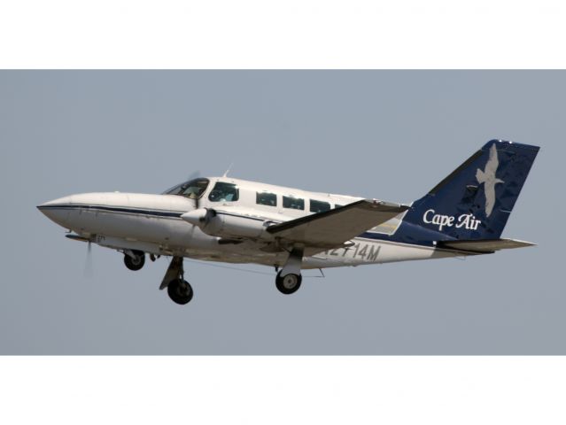 Cessna 402 (N2714M) - Take off RW06.