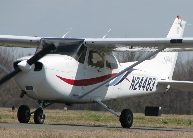 Cessna Skyhawk (N24483) - On taxiway Foxtrot about to turn onto runway 14 at the Shreveport Downtown airport.