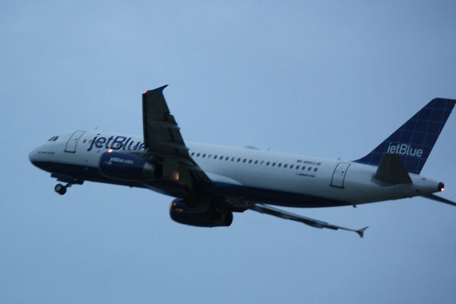 Airbus A320 (N662JB) - JetBlue Flight 432 (N662JB) "Glad to be Blue" departs Sarasota-Bradenton International Airport enroute to Laguardia Airport