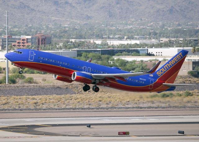 Boeing 737-800 (N8326F)