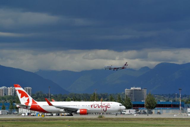 BOEING 767-300 (C-FMWV) - Double Rouge