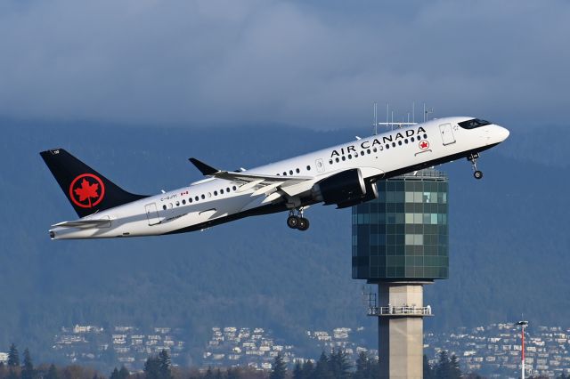 Airbus A220-300 (C-GJYI)