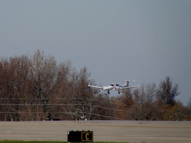 C-GLGS — - A Diamond Twin Star (CGLGS) on final at Blue Grass Airport (KLEX) en route to London International (Ontario) (CYXU)... C-FZJS and C-GLGS were flying together....