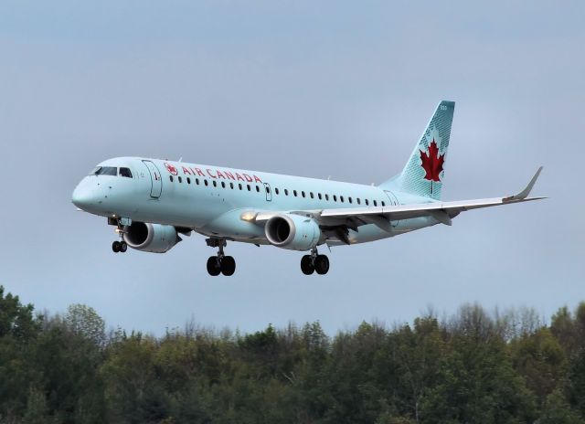 Embraer ERJ-190 (C-FHLH) - Arriving from Halifax.