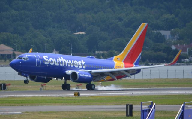 Boeing 737-700 (N921WN) - Touchdown RWY 1