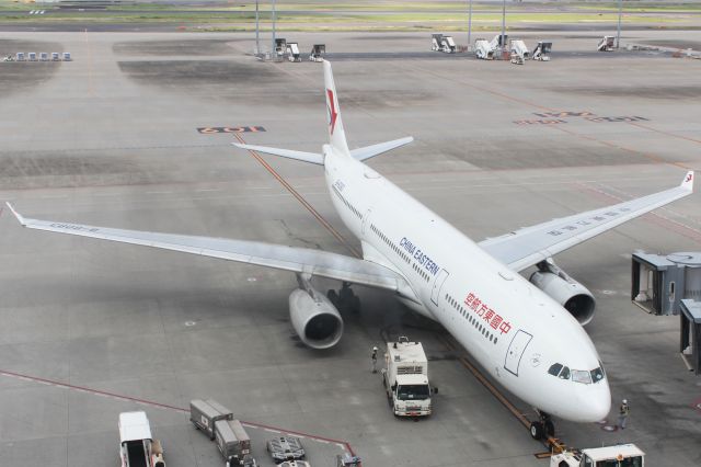 Airbus A330-300 (B-6083) - You can see black smoke coming out from the right engine