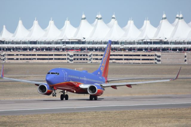 Boeing 737-700 (N425LV) - Taking off on runway 25.