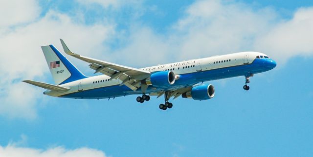 Boeing 757-200 (98-0002) - USAF 757 on short final at Mcghee Tyson doing touch and goes.