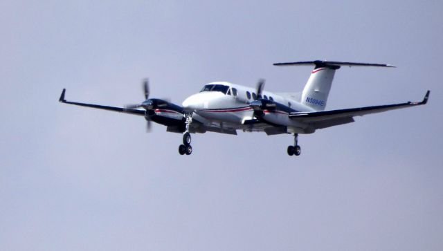 Beechcraft Super King Air 200 (N5049E) - On final is this 2013 Beechcraft Super King Air B200GT in the Winter of 2019.