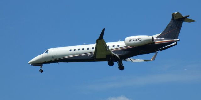 Embraer 175 (N904FL) - On short final is this 2004 Embraer ERJ-135B Legacy 600 in the Summer of 2022.