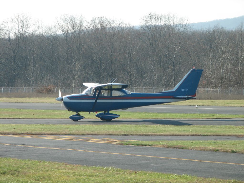 Cessna Skyhawk (N2574Y) - Taxiing Home