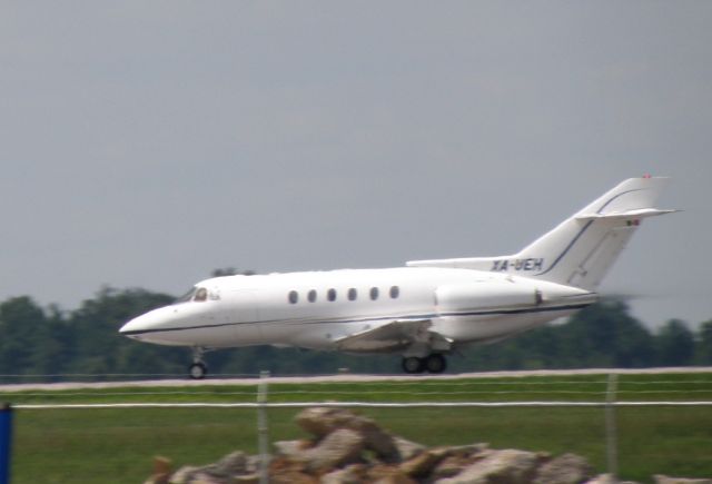 Hawker 800 (XA-UEH) - A Hawker 800, XA-UEH,  speeds down RWY 22 at Blue Grass Airport (KLEX) ultimately flying to Del Norte International Airport (ICAO: MMAN) near Montery, Mexico...