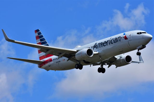 Boeing 737-800 (N920NN) - American Airlines Boeing 737-823(WL) arriving at YYC on June 8.