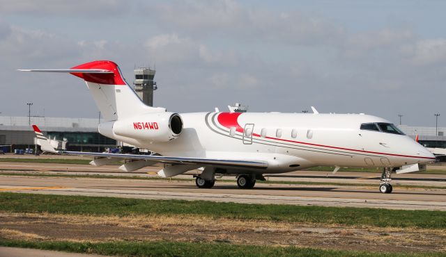 Bombardier Challenger 300 (N614WD)