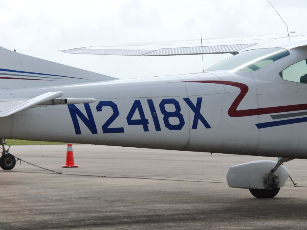 Cessna Skyhawk (N2418X)