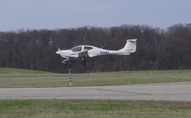 Diamond Star (N16NA) - Touch n gos on runway 27; 3/11/09