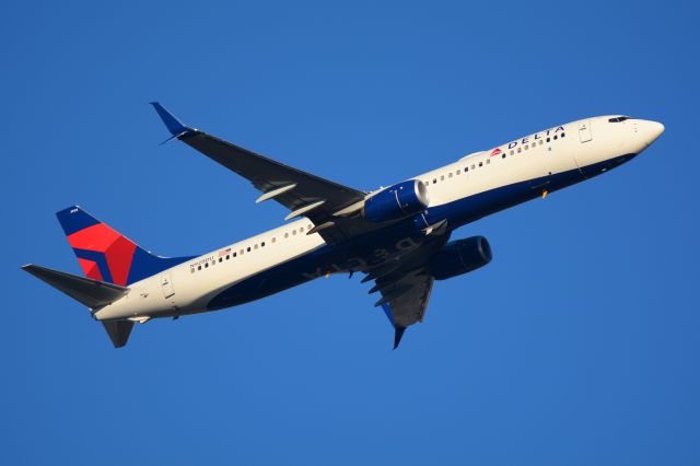 Boeing 737-900 (N928DU) - Delta Boeing 737-900 ER soars into a beautiful blue sky over Nashville, Tn. This is a direct flight to Atlanta, Ga.