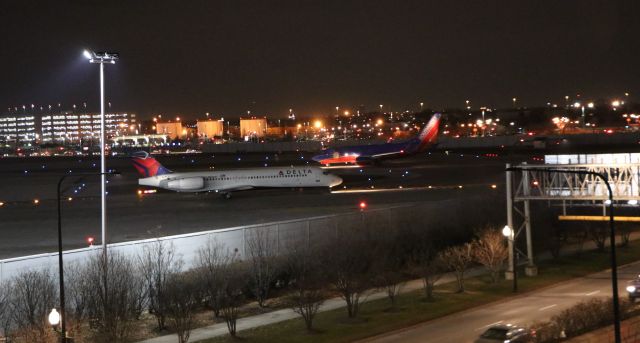 Boeing 717-200 (N939AT) - Delta B717-200 waiting for Rwy 22L