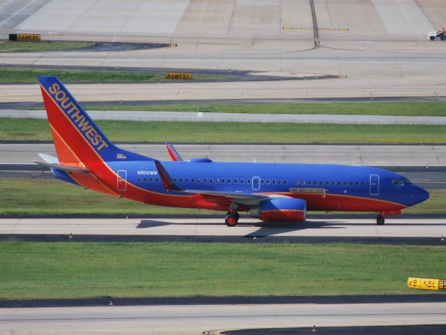 Boeing 737-700 (N900WN) - "Bags Fly Free" taxiing - 6/17/12