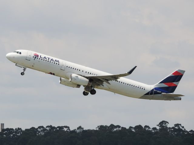 Airbus A321 (PT-MXP)