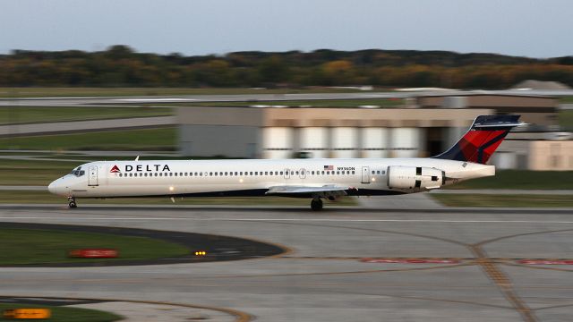 McDonnell Douglas MD-90 (N936DN) - DAL927 after touching down from KMSP