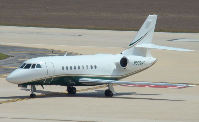 Dassault Falcon 2000 (N902MC) - taxiing after a quick stop in San Antonio