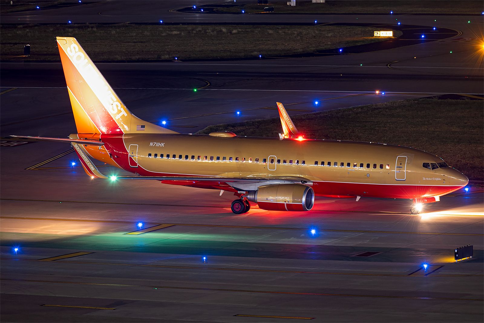 Boeing 737-700 (N711HK)