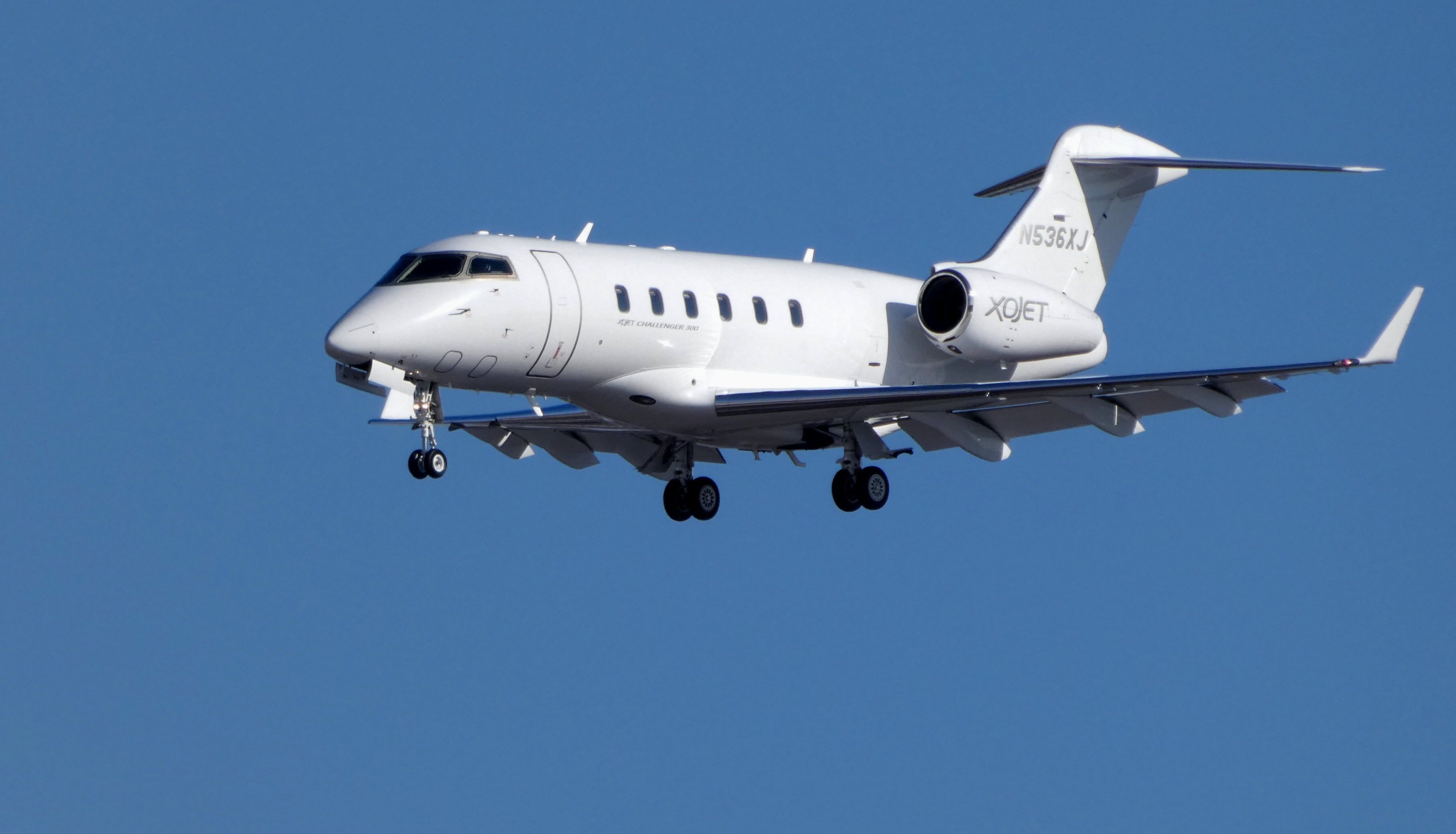 Bombardier Challenger 300 (N536XJ) - On final is this 2004 Bombardier Challenger 300 in the Winter of 2019.