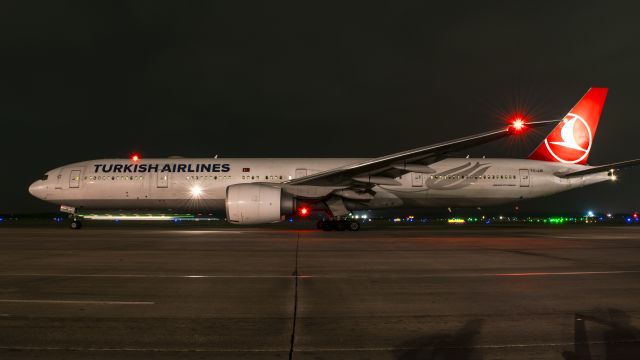 BOEING 777-300ER (TC-JJR) - Turkish 777-300ER after pushback from Terminal D KIAH.