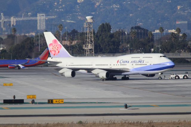 Boeing 747-400 (B-18207)