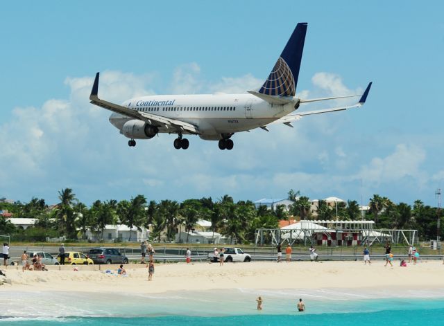 Boeing 737-800 (N16732)