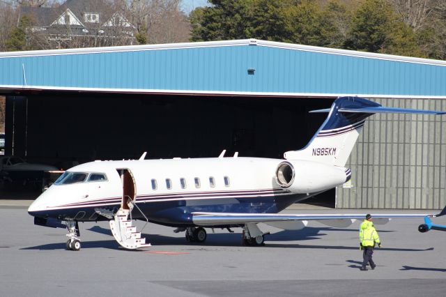 Bombardier Challenger 300 (N985KM)