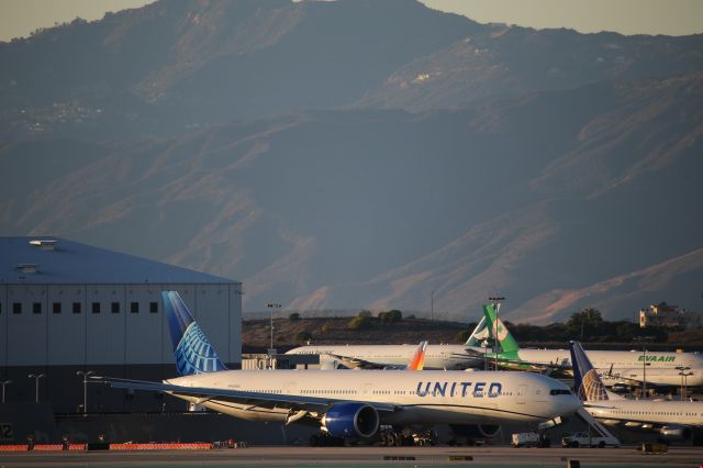 BOEING 777-300ER (N2250U)