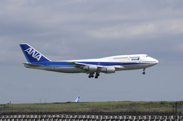 Boeing 747-400 (JA8099) - Final Approach to HND Airport R/W22 on 2011/09/12