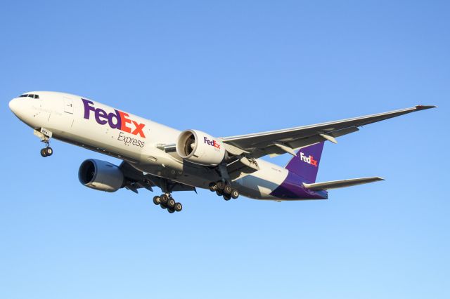 BOEING 777-200LR (N884FD) - FedEx Boeing 777-FS2 arriving from Los Angeles landing on runway 29 at Newark on 11/20/22.