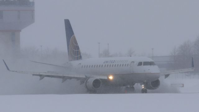 Embraer 170/175 (N649RW) - United Express (N649RW) Embraer E170SE arriving a snowy Ottawa from EWR as United Express 3580 on Runway 07 on 26 Jan 23