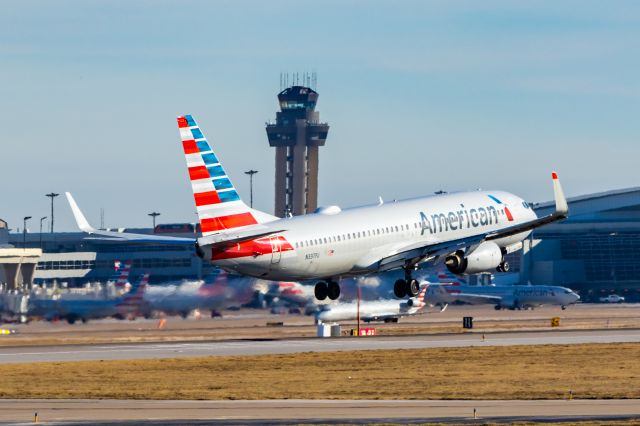 Boeing 737-800 (N337PJ) - American Airlines 737-800 landing at DFW on 12/27/22. Taken with a Canon R7 and Tamron 70-200 G2 lens.