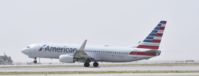 Boeing 737-800 (N945AN)