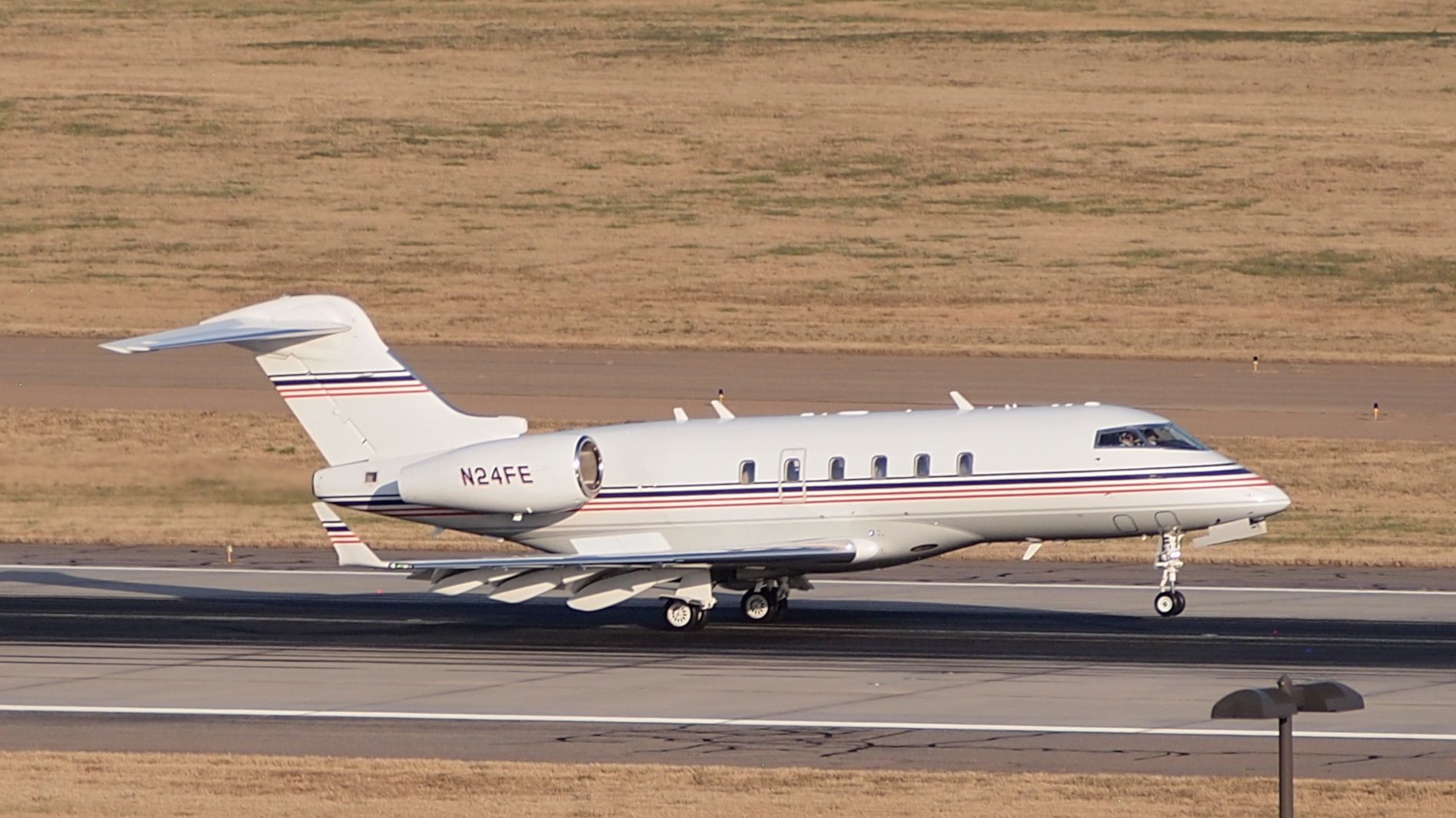 Bombardier Challenger 300 (N24FE)