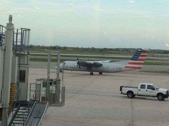 de Havilland Dash 8-300 (N328EN)