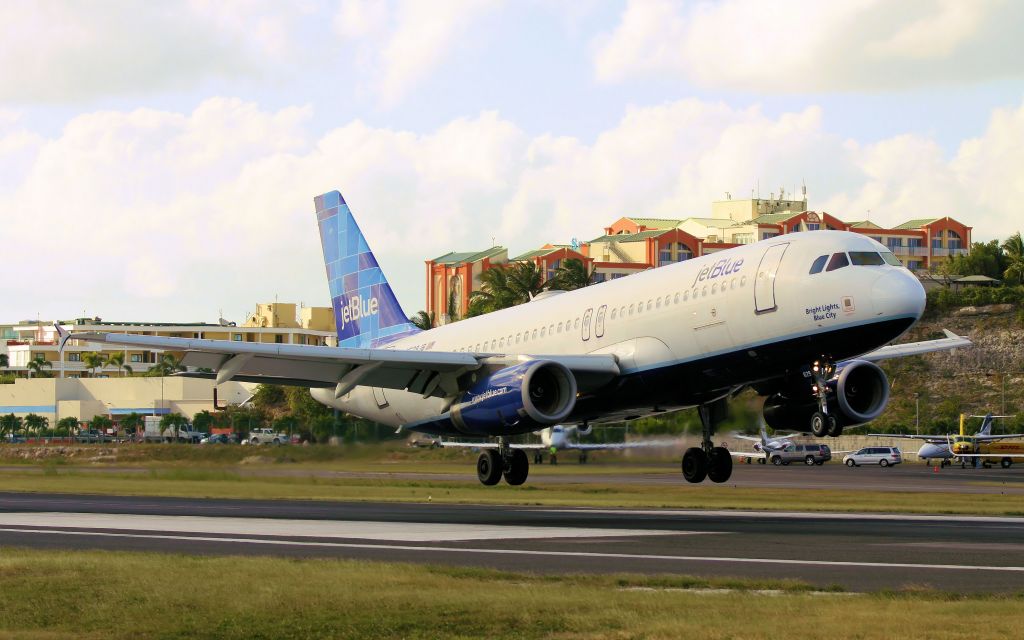 Airbus A320 (N629JB)