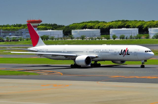 BOEING 777-300 (JA741J) - 2013 - Taxi to TO