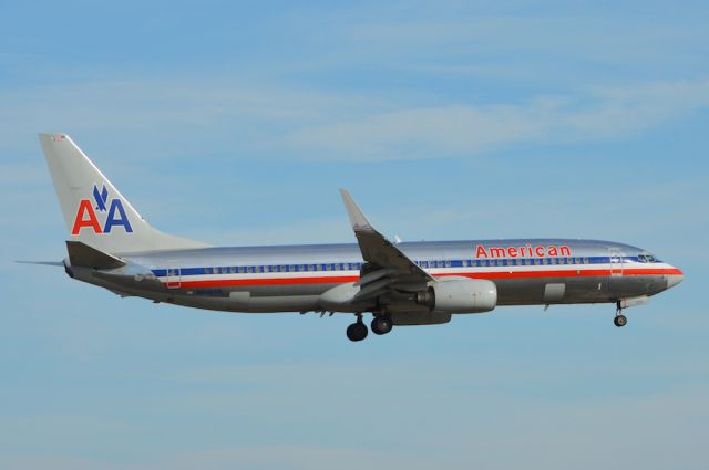 Boeing 737-700 (N946AN) - Landing Dallas, TX 01/19/2013